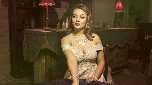 Czy ludzie wydają się nam piękniejsi tuż przed zamknięciem pubu?